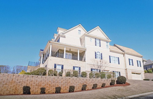 Villa Rica House | The Shady Tree Escape with a free rental car for Major International Sporting Event