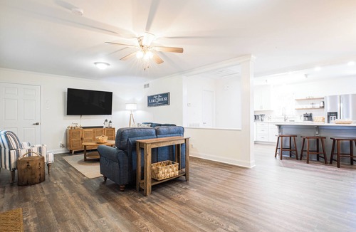 Griffin House | The Shepherd's Lodge at Addis Acres/4BR/3BA/newly renovated/pond/firepit/deck