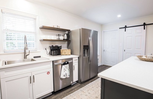 Griffin House | The Shepherd's Lodge at Addis Acres/4BR/3BA/newly renovated/pond/firepit/deck