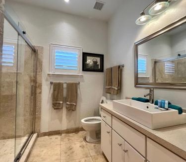 Lake Alfred House | The Signature Orange Grove King Suite