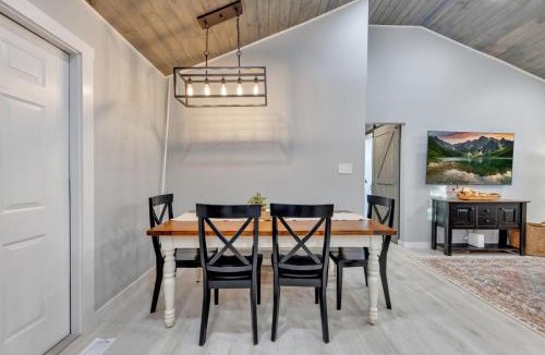 Eagleton Village House | The White Lodge 4BDR Sleeps 8 with Fire Pit