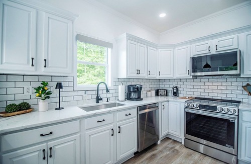 Alexander City House | The Willow at Lake Martin-A Spacious Dream Lakeside Retreat