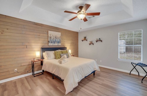 Richmond Hill House | This house is a 4 bedroom(s), 2 bathrooms, located in Richmond Hill, GA.