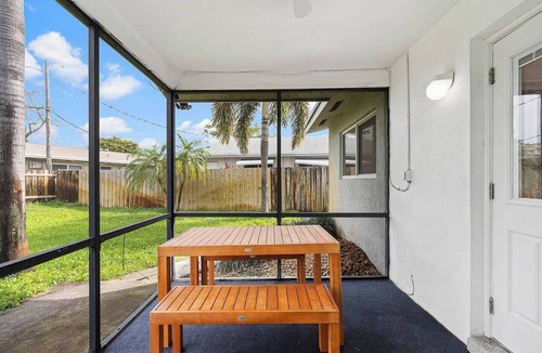 Coral Ridge Isles House | This house is a 2 bedroom(s), 2 bathrooms, located in Fort Lauderdale, FL.
