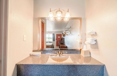 Aurora Hotel | Three Charming Units, Ideal for Small Town Exploration, Parks & Local Flavor