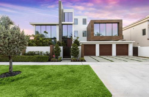 Coral Ridge House | Three Story Waterfront Villa with Basketball and Mini Golf