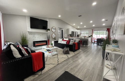 Largo House | TIKI BAR+SAUNA+HEATED POOL+HOT TUB! 7 MILES TO THE BEACH 3BD 2BA 2 KING BEDS!