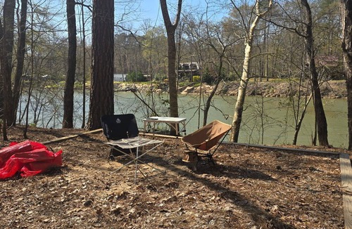 Juliette Cabin | Timber-frame treehouse along the Ocmulgee River; short drive from I-75