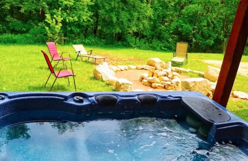 Harpers Ferry Cabin | Timber Ridge hideaway with outdoor hot tub & Pool