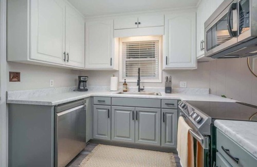 Northport House | Tipsy Tide - 2.9 miles to UA - 6 HDTVs!