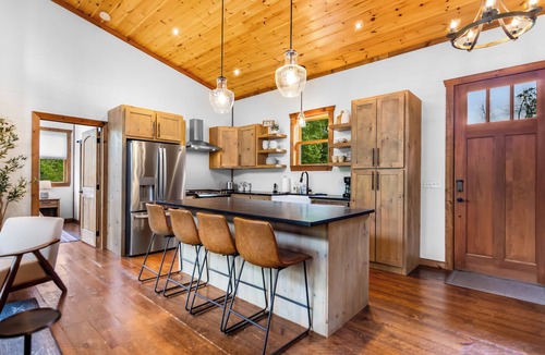 Epworth Cabin | Toasted Oak Luxury Blue Ridge Cabin w/Hot Tub