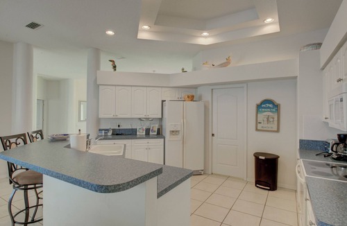 Englewood East Villa | Total Retreat-4 Bed Rooms, 3 bathrooms, Awesome Lake View, near Beaches/Shopping