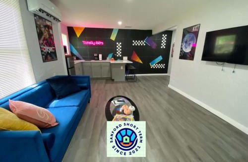 Sanford Apartment | Totally 80s!