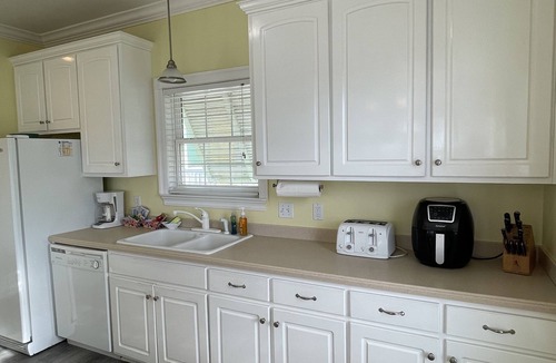 Lullwater Beach House | TOTALLY BEACHIN' - BEACHES OPEN! BOOK NOW! STEPS TO SHOPS, BEACH, POOL!