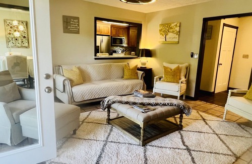 Walton House | Tranquil 12-Acre Luxury Farmhouse Between The Ark & Creation Museum
