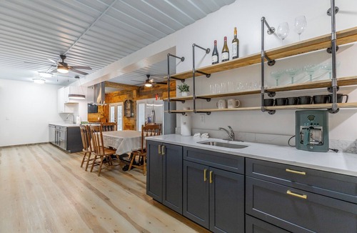 Lookout Mountain House | Tranquil 3-bedroom 3.5 Bath Tree house in Lookout Mountain plus cottage