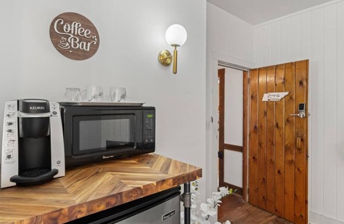 Townsend Hotel | Tranquil Corner Room - Peaceful Lodge Retreat