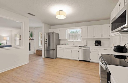 Brunswick House | Tranquil Tides Retreat - Waterfront Community