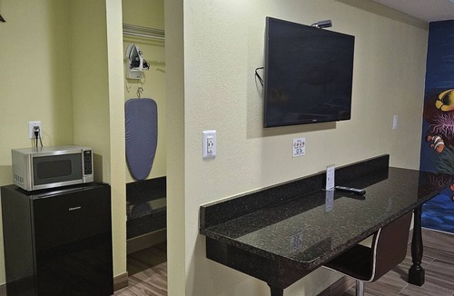 Riviera Beach Hotel | Travel Inn of Riviera Beach