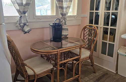 Dixieland Apartment | Tree House Apartment in Dixieland, cozy 1930's garage apartment, great location!