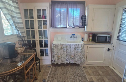Dixieland Apartment | Tree House Apartment in Dixieland, cozy 1930's garage apartment, great location!