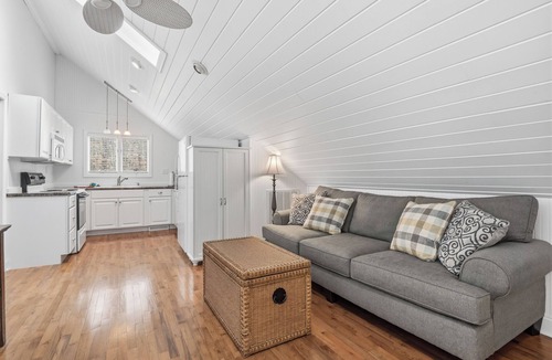 Arley House | Tree House Escape - expansive decks and beautiful views!