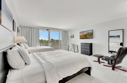 Galt Mile Resort | Tropical Retreat with Pool, Spa & Resort-Style Amenities