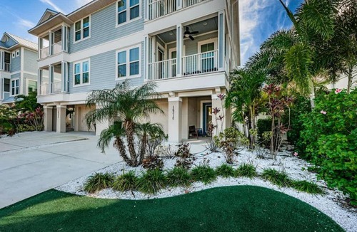 Redington Beach House | Tropical Treasure Beach Villa
