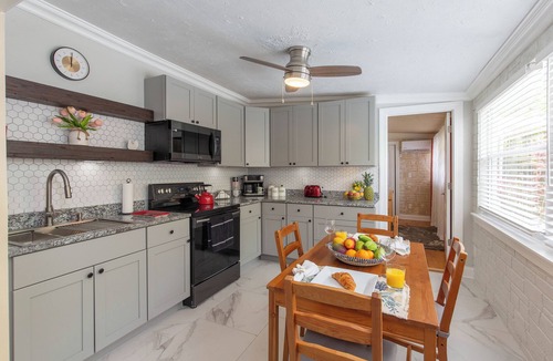 Greenacres House | Tropical Vibes! Spacious 2BD/1BA, BBQ, Parking & more -10 min to Best Locations