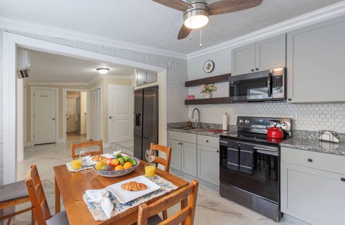 Greenacres House | Tropical Vibes! Spacious 2BD/1BA, BBQ, Parking & more -10 min to Best Locations