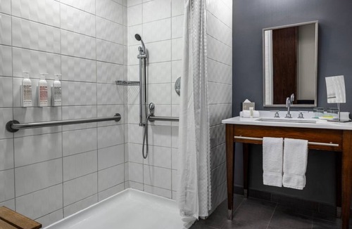 Dunwoody Hotel | Two King Beds | Pool | Near Sandy Springs Dining Scene