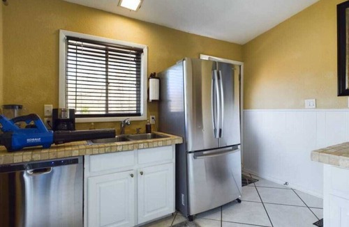 Killen Apartment | Ultimate Lake House w/4k Sq Ft Decks Near Town