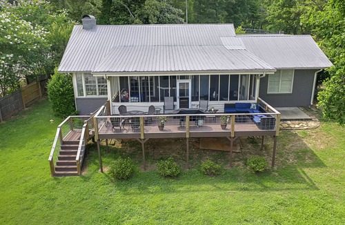 Vincent House | Unique find on Logan Martin! Cozy, spacious and family friendly.