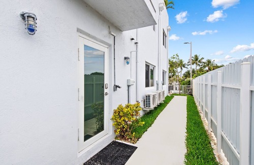 Deerfield Beach Apartment | Unique Retreat - Unit D: Cool 2nd-floor Retreat