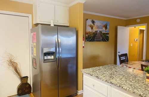 Stockbridge House | Unique Space Awesome 3BR 1.5BT Fenced Sparking Clean Private Safe WiFi-TV@S-ALT