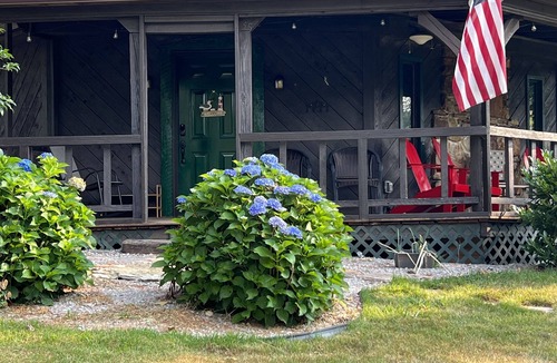 Monticello Cottage | Uniquely styled octagon shaped home. Just 2 miles to the lake