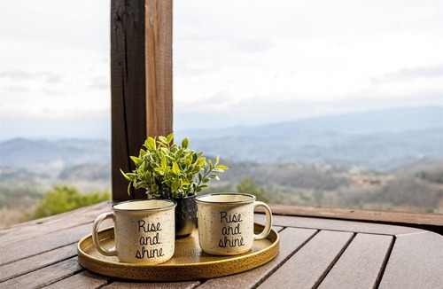 Sevierville Cabin | Unobstructed View, Central Location , Honeymoon Retreat, Fire-pit, Hot Tub ⛰️