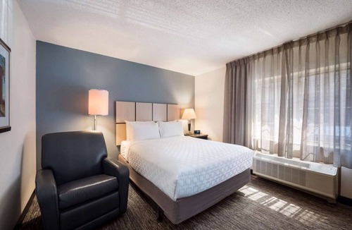 Clearwater Hotel | Unwind in Clearwater! Full Kitchen, Outdoor Pool, Free Parking, Pets Friendly