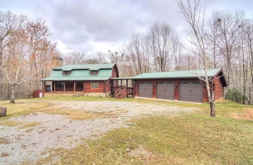Lincolnton Cabin | Unwind with the whole family at this serene 5-bedroom cabin retreat