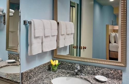Blue Ash Hotel | Unwinding in Cincinnati! Full Kitchen, Free Breakfast, Pet-friendly Property!