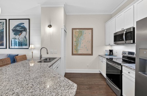 King City Condo | Updated condo with pool & steps to village. Enough room for your pup.
