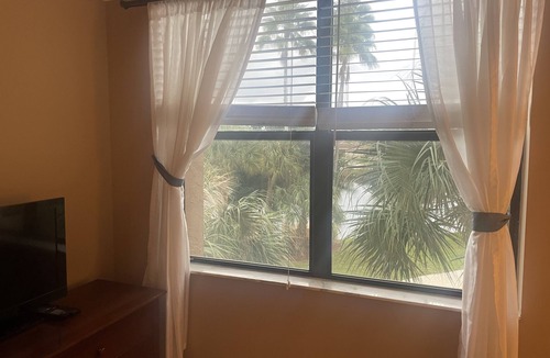 Delray Beach Condo | Updated Delray Raquet Club 2 Bedroom, 1 mile from Beach, 2 pools, gym on site