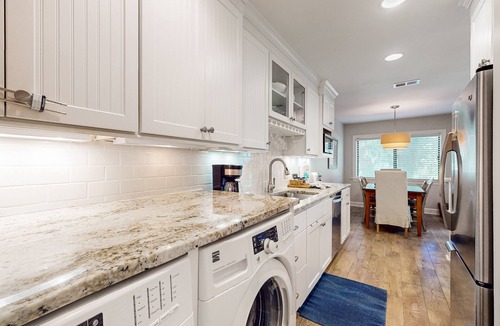 Sea Pines Condo | Updated Harbour Town Hideaway with Pool & Balcony | Walk to Shops & Golf