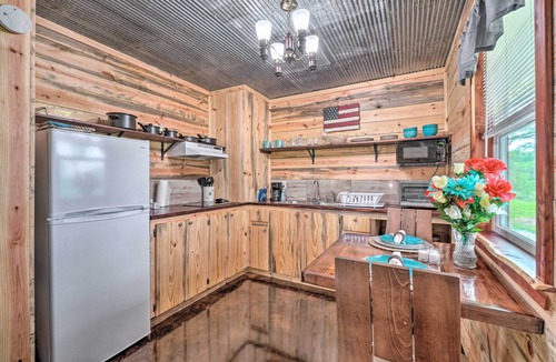 Ozark Cabin | Updated Studio Cabin in Ozark w/Yard & Mtn View
