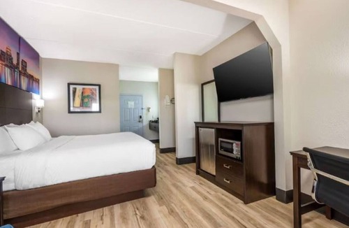Jeffersontown Hotel | Upgraded King Bed Room Near Wetherby Park | Free Parking & Pool Access!