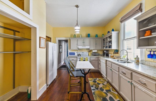 Faubourg Delachaise House | Uptown double near shopping, restaurants and bars!