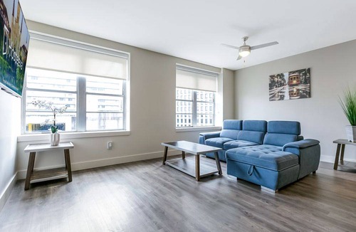 Central Business District Hotel | Spacious Modern 1BR Condo in California Building by Hosteeva