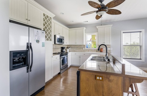 Oceanmarsh Subdivision House | Vacation Home with Lovely View and Golf Cart