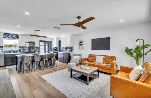 South Venice House | Venice Vibes Stylish Pool home only 2 miles from beach! In Shark tooth capital!