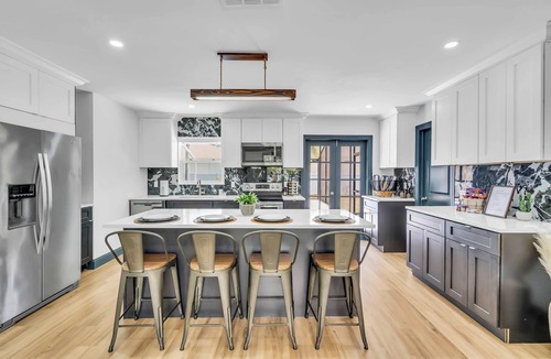 South Venice House | Venice Vibes Stylish Pool home only 2 miles from beach! In Shark tooth capital!